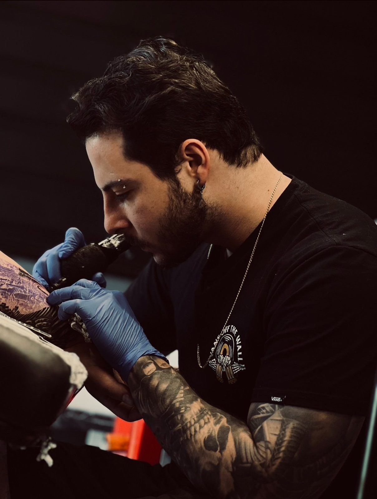 Leonardo tatuando no studio